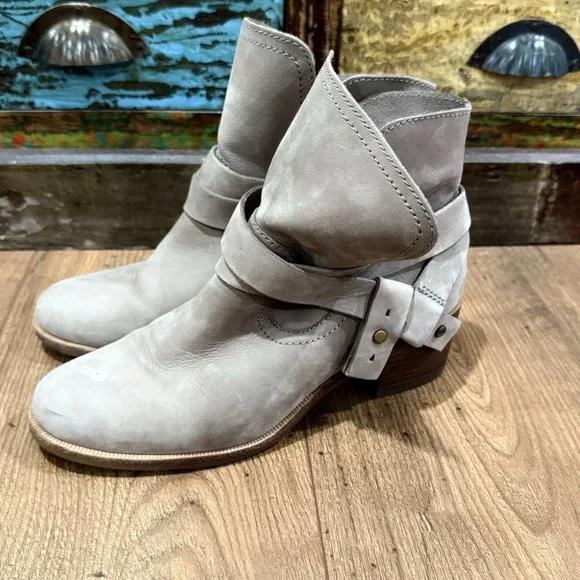 UGG Australia Elora Leather 1019148 Taupe Ankle Booties Women's Size‎ 7 Suede - Picture 4 of 6